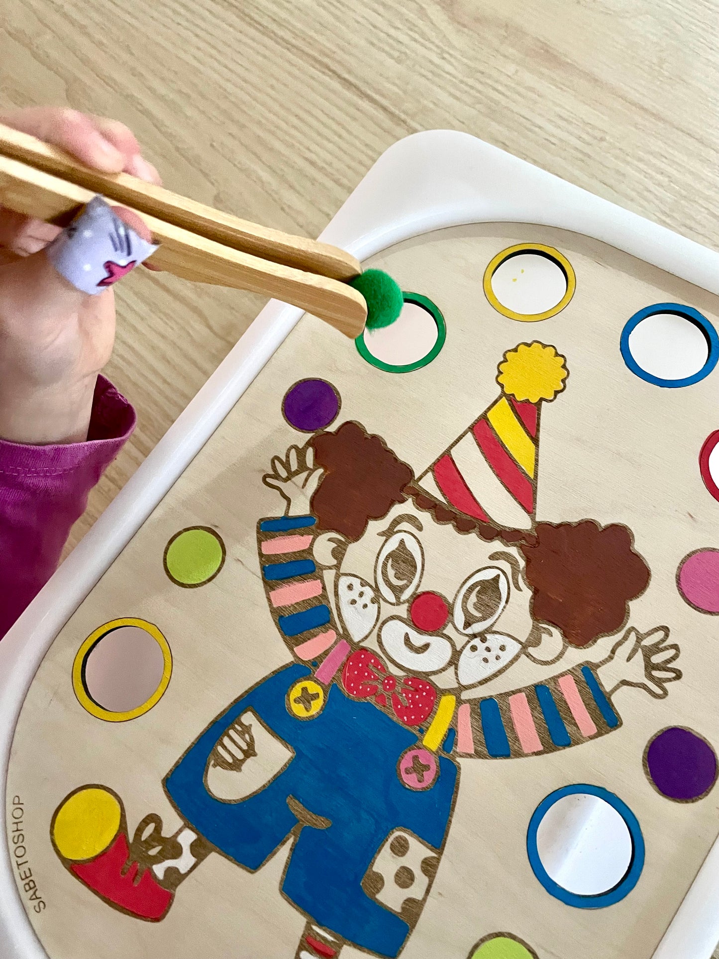 Plaque d’activité d’inserts clown qui jongle