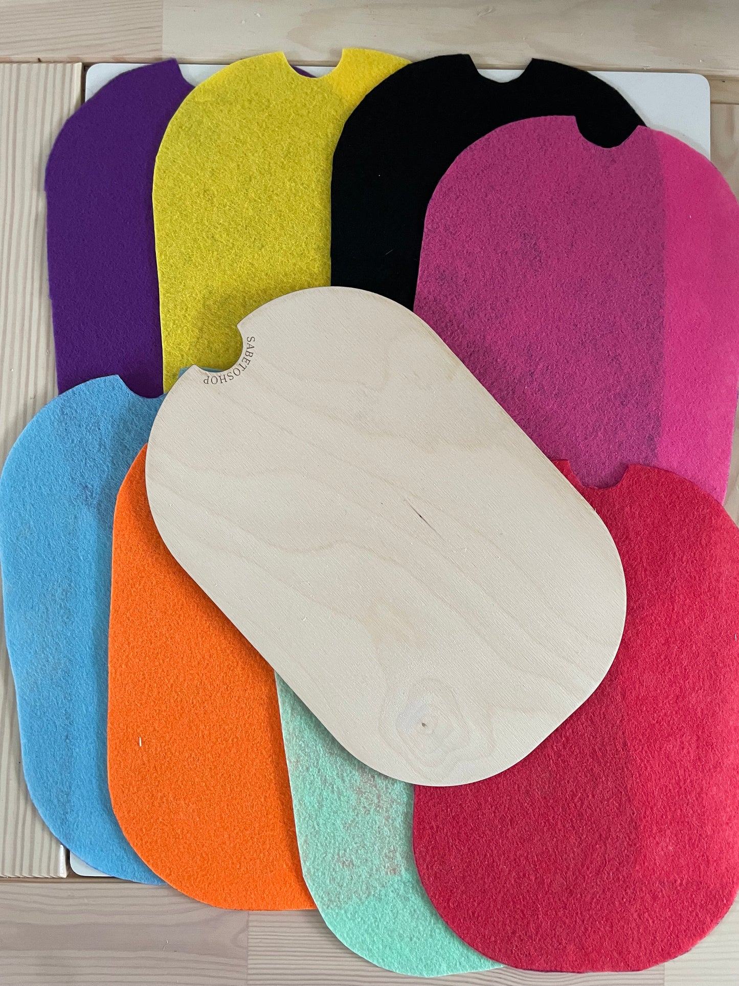 Plaque support et lot de feutrine
