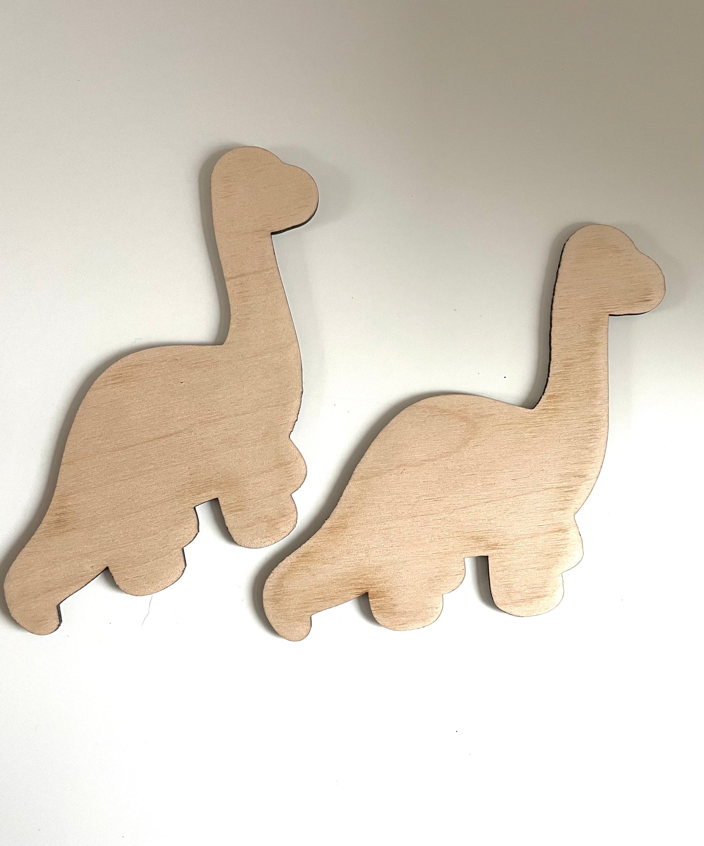 Lot de deux dinosaures en bois à décorer ou exposer