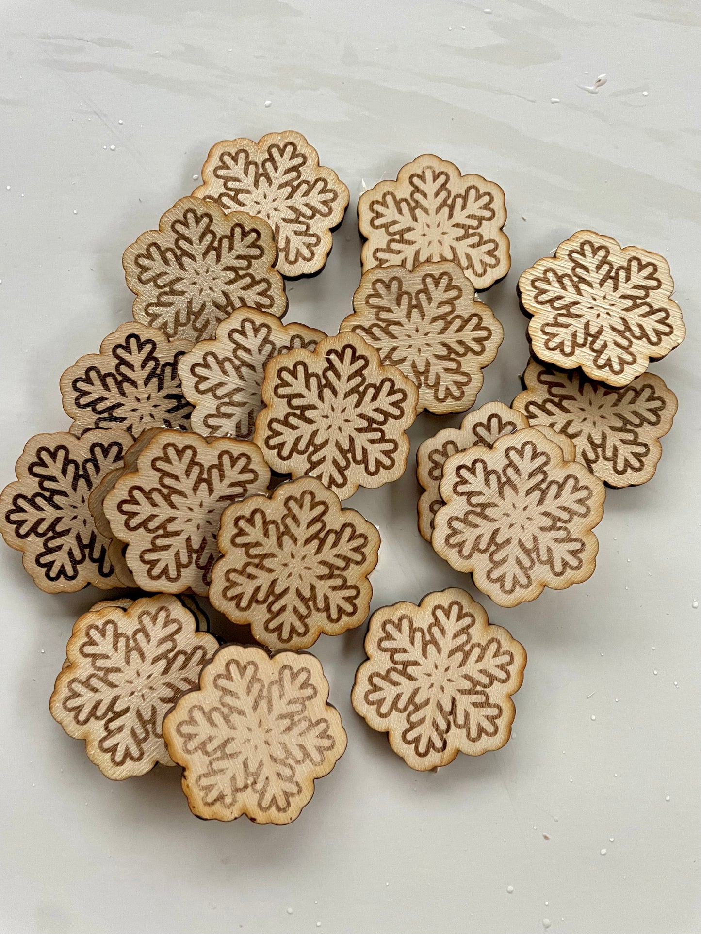Lot de 19 flocons de neiges en bois