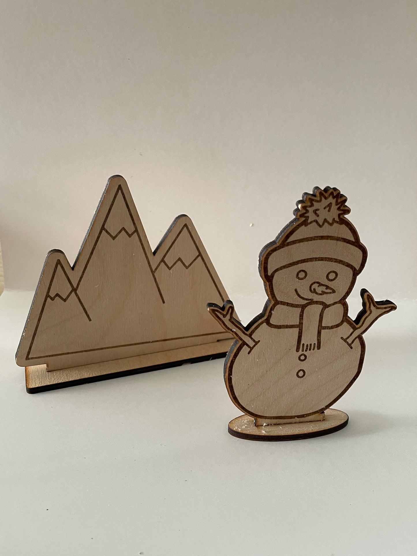 Sujet d’hiver montagne + bonhomme de neige sur socle