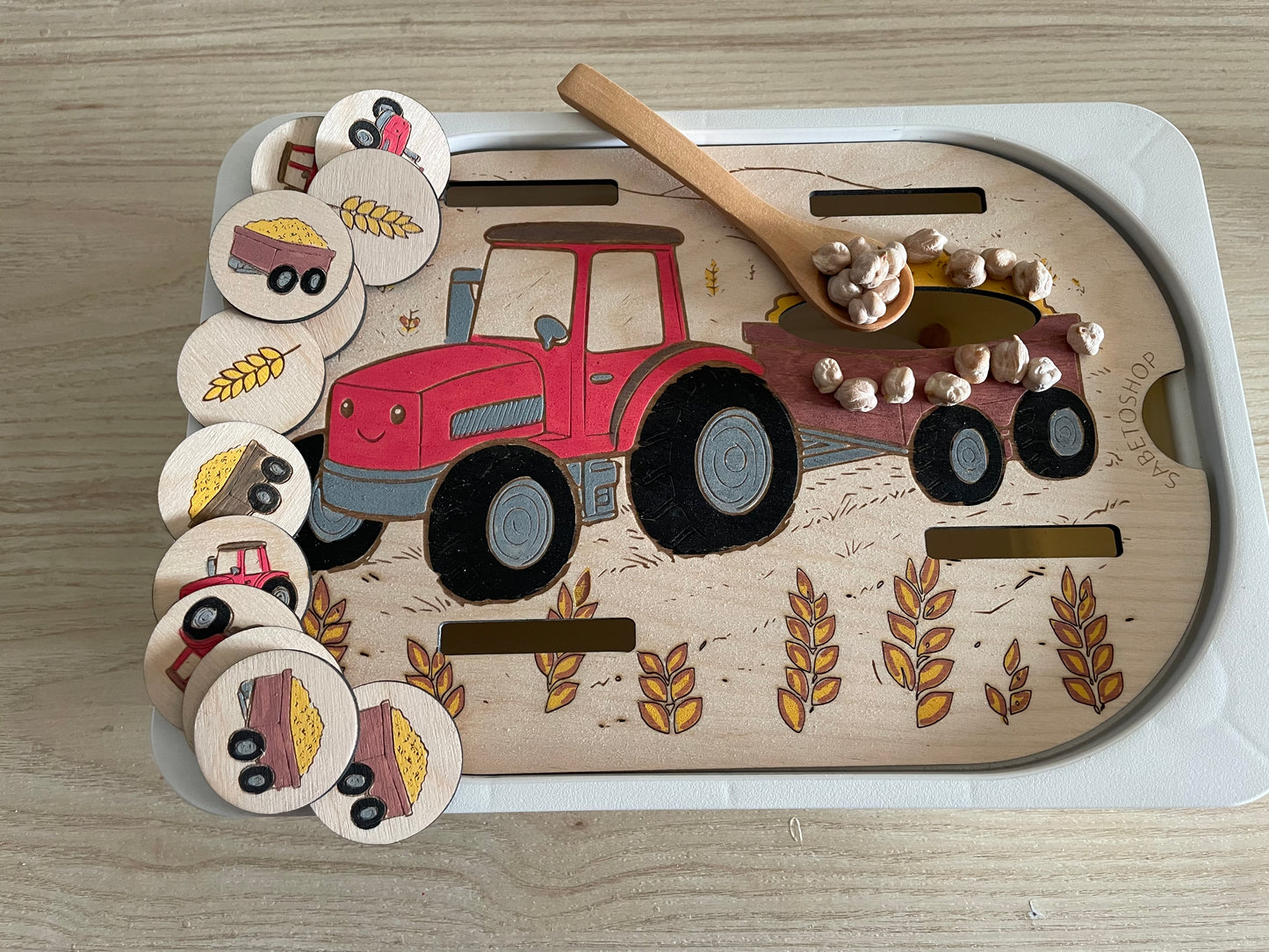 Insert le tracteur et ses récoltes