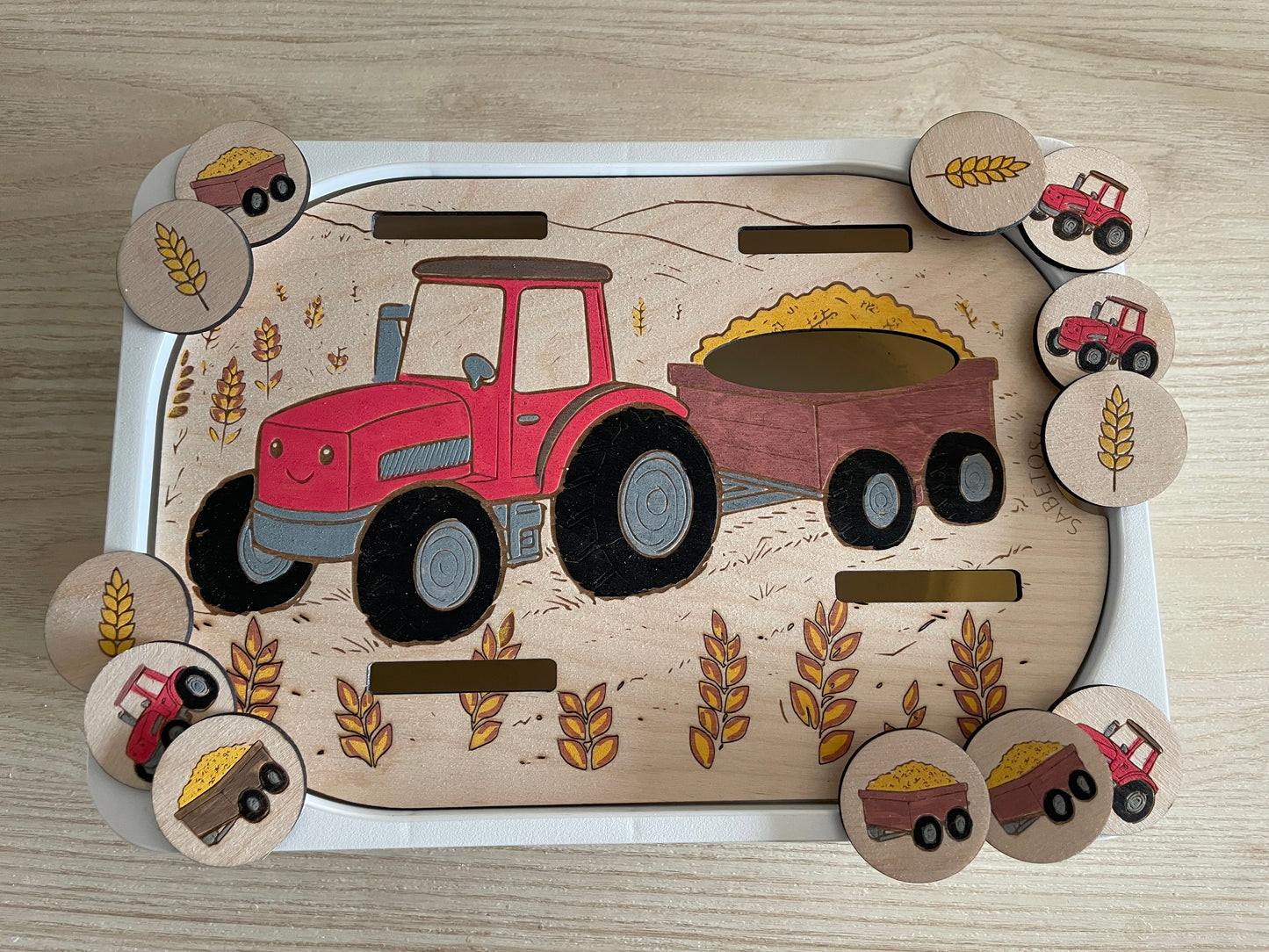 Insert le tracteur et ses récoltes